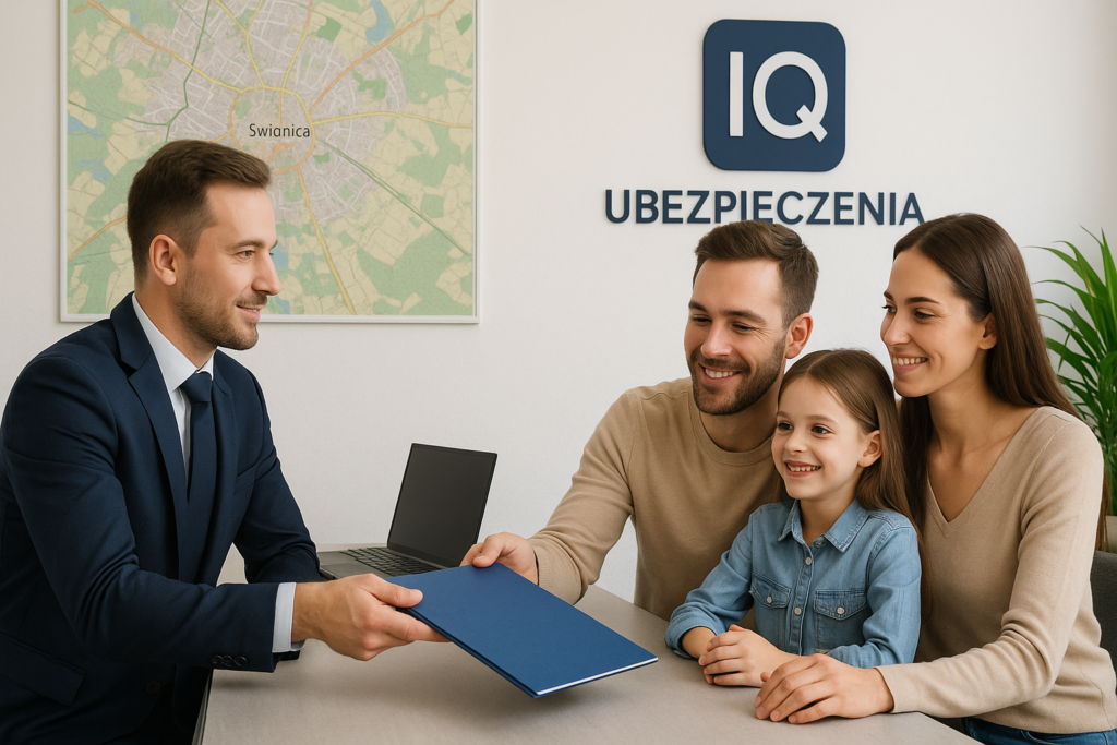 Agent IQ Ubezpieczenia wręcza polisę rodzinie w biurze w Świdnicy